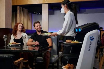 擎朗機(jī)器人亮相倫敦,攜手軟銀機(jī)器人參展HRC 2022